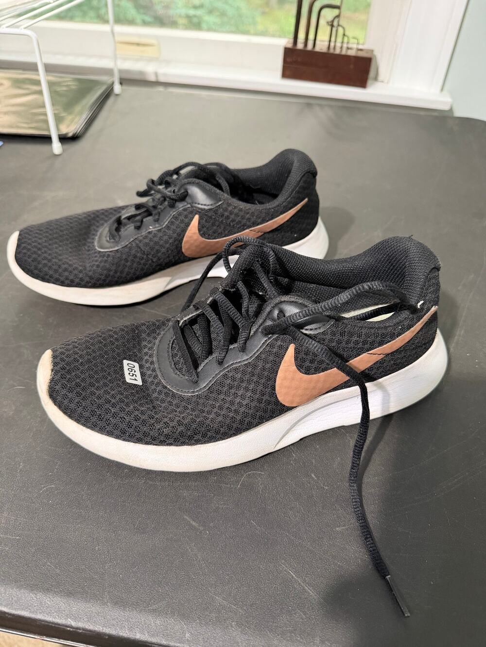 Nike Tanjun Womens 8 Black Metallic Bronze Running Shoes Lightweight Sneakers